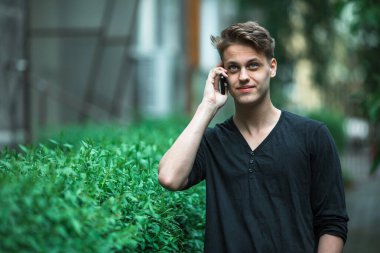 Sokakta cep telefonuyla konuşan adamın portresi.