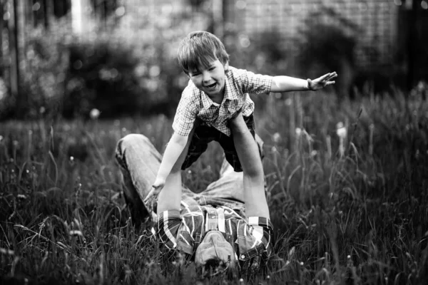 Papa Houdt Zijn Zoon Armen Speelt Het Gras Zwart Wit — Stockfoto