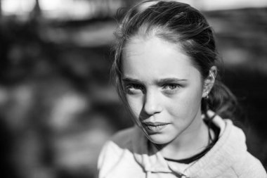 Açık havada genç bir kız. Siyah beyaz fotoğraf.