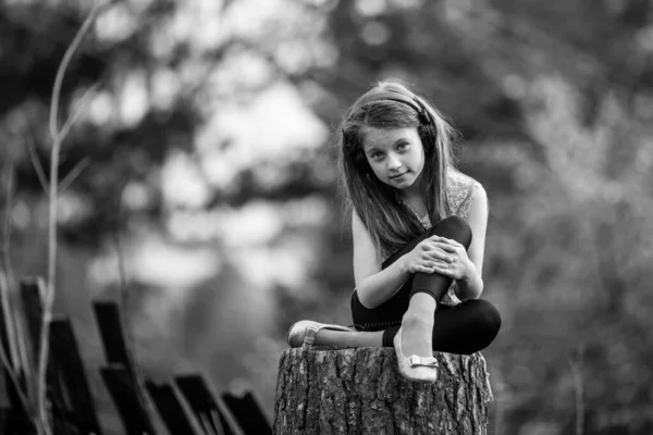 Niña Sentada Muñón Pueblo Foto Blanco Negro —  Fotos de Stock