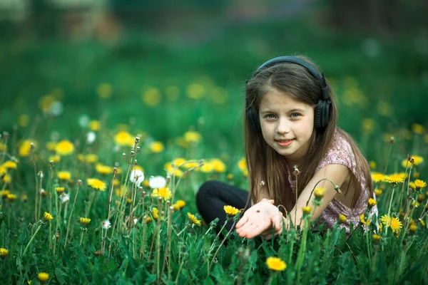 Niña Auriculares Campo Verde —  Fotos de Stock