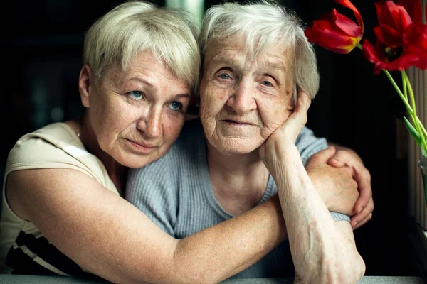 Ritratto Una Vecchia Con Figlia Casa — Foto Stock