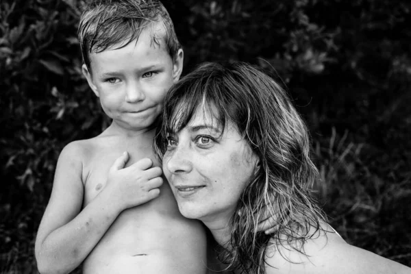 Una Mujer Pequeño Hijo Después Bañarse Aire Libre Foto Blanco — Foto de Stock