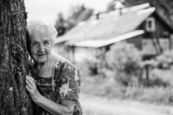 Une Vieille Femme Étreignant Arbre Dans Village Photo Noir Blanc — Photo