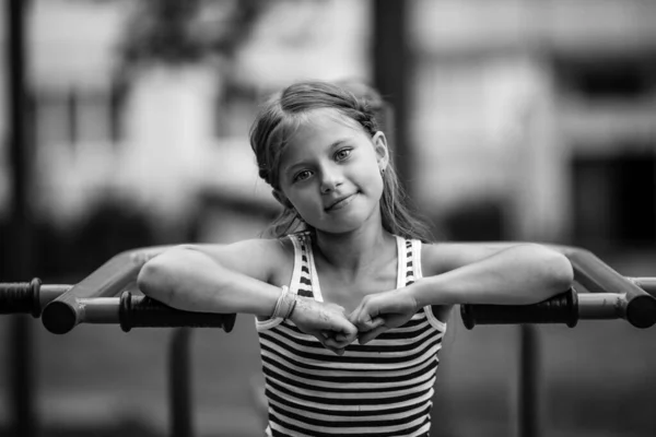 Retrato Menina Uma Máquina Treinamento Parque Infantil Foto Preto Branco — Fotografia de Stock