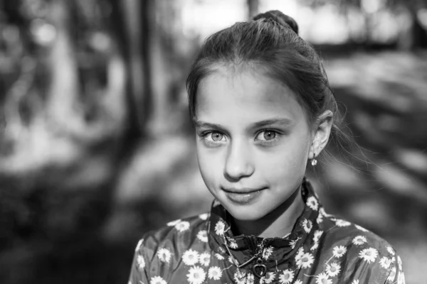 Tini Lány Portréja Szabadban Fekete Fehér Fénykép — Stock Fotó