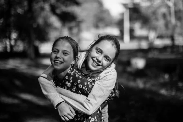 Duas Namoradas Adolescentes Brincando Livre Foto Preto Branco — Fotografia de Stock