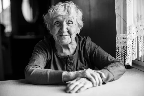 Egy Nyugdíjas Öregasszony Portréja Házában Fekete Fehér Fénykép — Stock Fotó