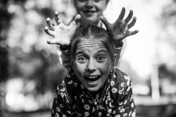 Dos Chicas Adolescentes Engañando Aire Libre Foto Blanco Negro — Foto de Stock