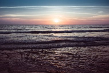 Güzel gün batımında deniz manzarası.