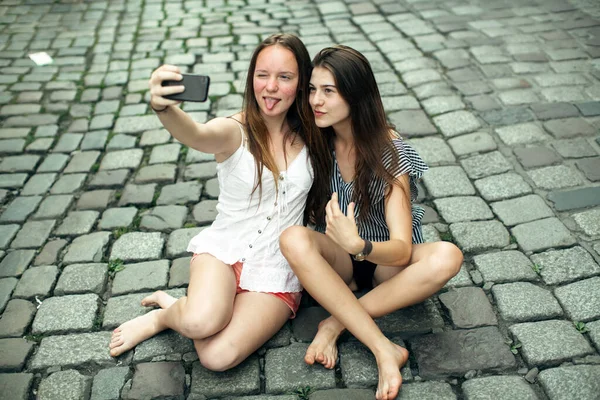 Two Teen Girl Take Selfie Smartphone Sitting Pavement Old Town — Stock Photo, Image