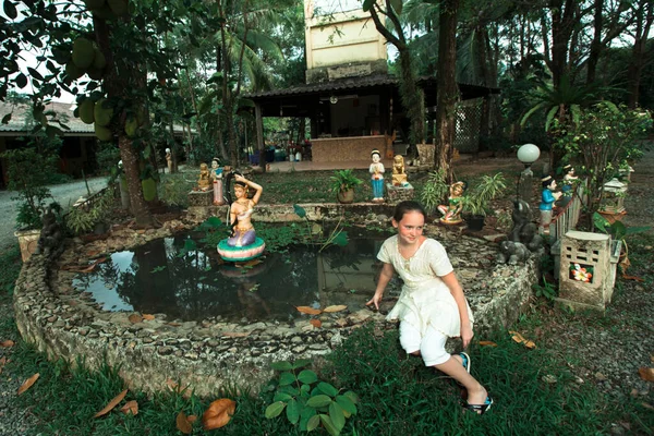 Een Meisje Zit Een Klein Park Koh Chang Island Thailand — Stockfoto