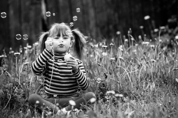 Uma Menina Soprar Bolhas Sabão Parque Foto Preto Branco — Fotografia de Stock