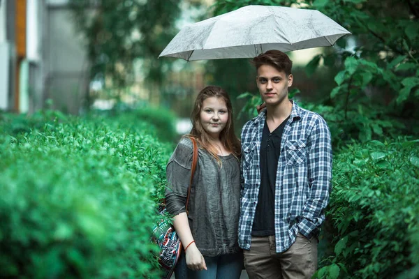 Jeune Couple Plein Air Sous Parapluie — Photo