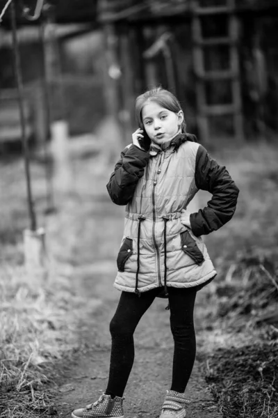 Niña Hablando Por Teléfono Aire Libre Pueblo Foto Blanco Negro —  Fotos de Stock