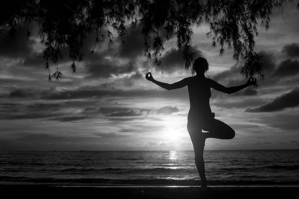 Gün Batımında Deniz Kıyısında Yoga Yapan Kadının Silueti Siyah Fotoğrafı — Stok fotoğraf