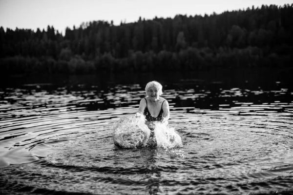 Stará Žena Plavající Letní Řece Černobílá Fotografie — Stock fotografie