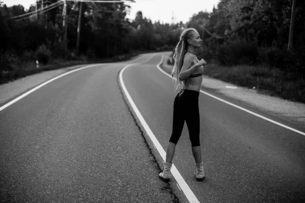 Mujer Corriendo Calentamiento Carretera Antes Correr Foto Blanco Negro —  Fotos de Stock