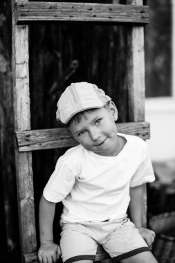Kırsal kesimde küçük bir çocuğun portresi. Siyah beyaz fotoğraf.