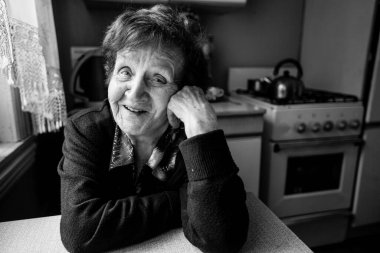 Evinde yaşlı bir kadının portresi. Siyah beyaz fotoğraf.