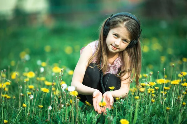 Niña Con Auriculares Posando Prado Verde —  Fotos de Stock