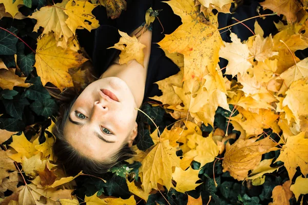 Schöne Mädchen Auf Fallenden Herbstblättern Liegend Porträt Von Oben — Stockfoto
