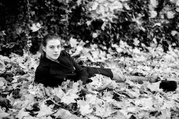 Young Attractive Girl Lying Fallen Leaves Autumn Black White Photo — Stock Photo, Image