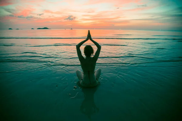 Silueta Mujer Yoga Playa Del Mar Atardecer Increíble Meditación Estilo —  Fotos de Stock