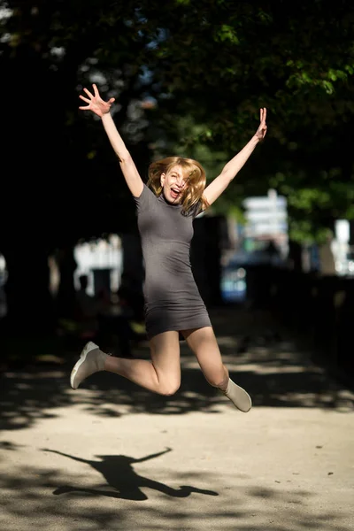夏の庭で楽しいジャンプで若い魅力的な女性 — ストック写真