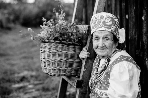 村の民族衣装の老婦人の肖像画 白黒写真 — ストック写真