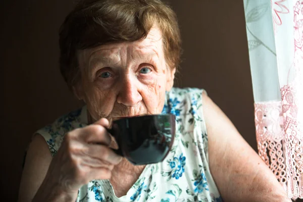 Porträtt Äldre Kvinna Dricka Hennes Hem — Stockfoto