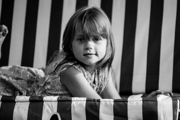 田舎の家の近くにかわいい女の子の肖像画 白黒写真 — ストック写真