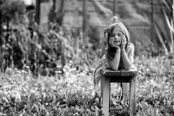 Bir Kır Evinin Bahçesinde Güzel Bir Kızın Portresi Siyah Beyaz — Stok fotoğraf