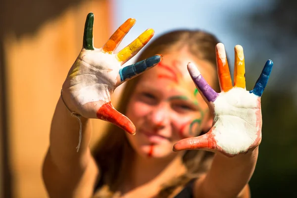Menina Adolescente Com Mãos Tinta Primeiro Plano — Fotografia de Stock