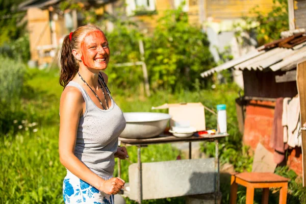 Une Fille Émotionnelle Visage Peint Extérieur Dans Village — Photo