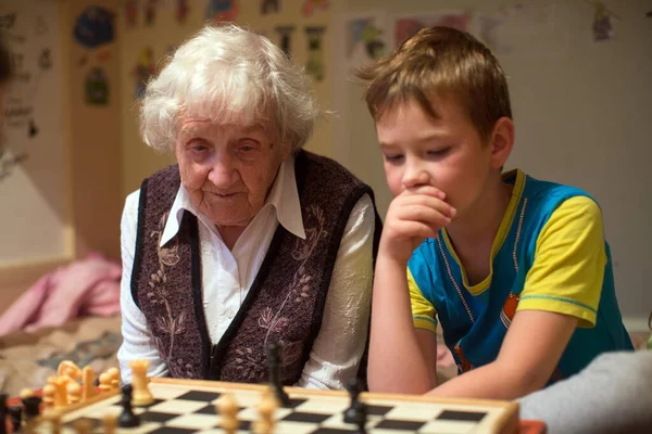 Una Anciana Está Jugando Ajedrez Con Nieto —  Fotos de Stock