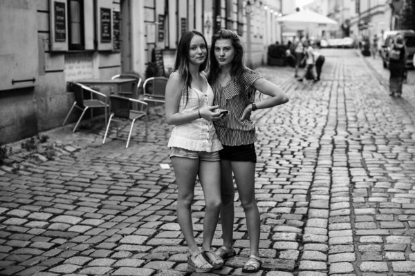 Twee Leuke Tienermeisjes Straat Van Het Oude Stadsdeel Zwart Wit — Stockfoto