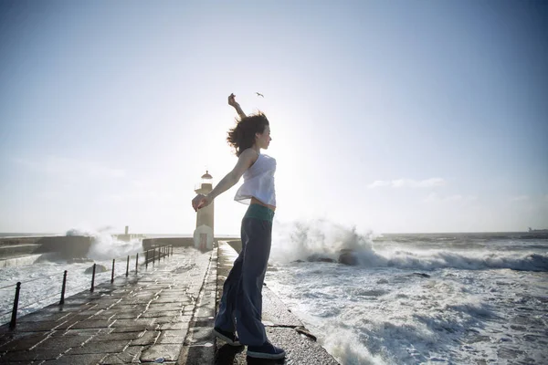 海の遊歩道の若いスリムな女性のダンス ポルトガルのポルト — ストック写真