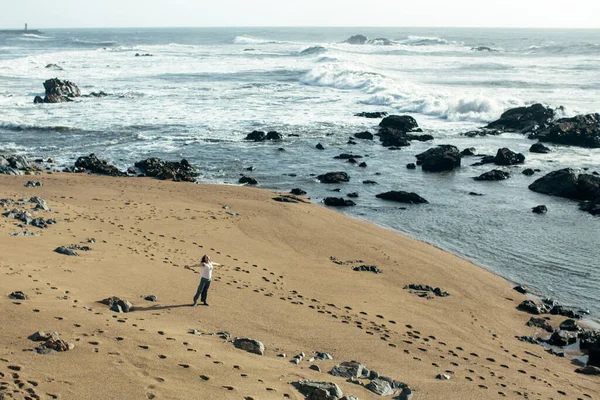 Widok Wybrzeże Oceanu Atlantyckiego Piankowy Surf Skałach Porto Portugalia — Zdjęcie stockowe