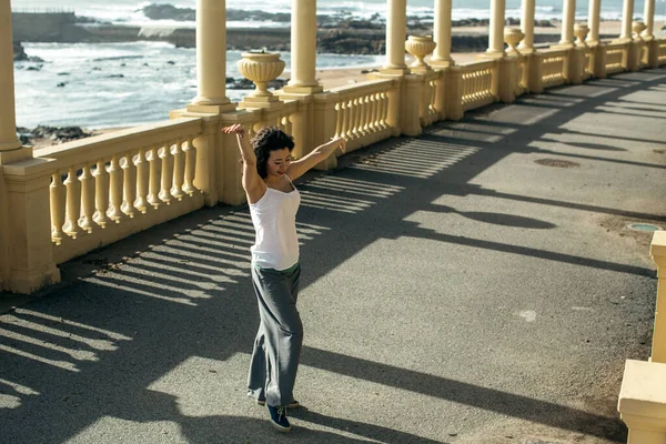 Mulher Asiática Faz Coreografia Livre Passeio Atlântico Porto Portugal — Fotografia de Stock