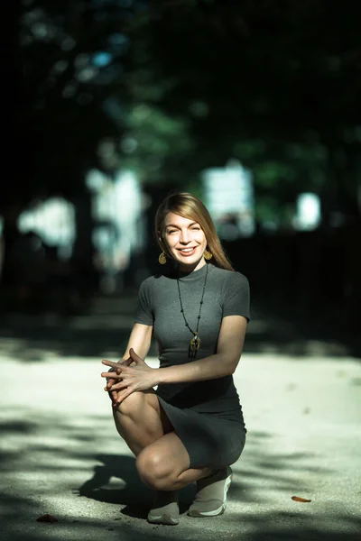 Uma Jovem Mulher Atraente Parque Verão — Fotografia de Stock