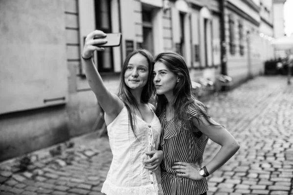 Deux Adolescentes Mignonnes Prennent Selfie Dans Rue Vieux Quartier Ville — Photo