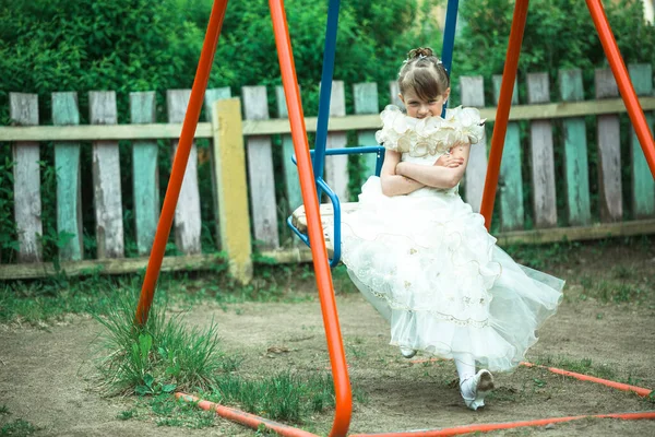 Petite Fille Mignonne Assise Sur Une Balançoire Dans Rue — Photo