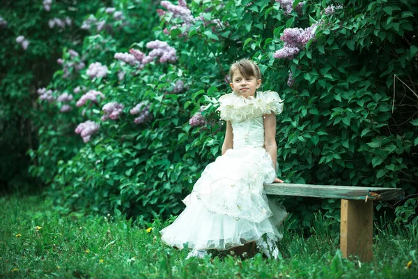 Liten Söt Flicka Sitter Bänk Gatan — Stockfoto