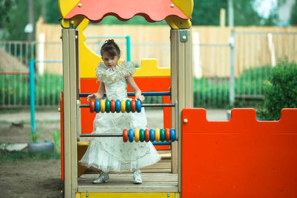 Kleines Mädchen Eleganten Kleid Auf Dem Straßenspielplatz — Stockfoto