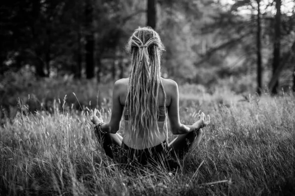 Yoga Frau Lotos Posiert Kiefernwald Schwarz Weiß Foto — Stockfoto