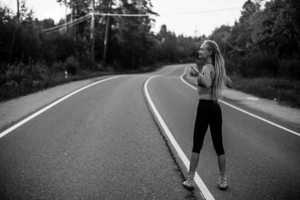 Mujer Fitness Calentamiento Antes Correr Carretera Foto Blanco Negro —  Fotos de Stock