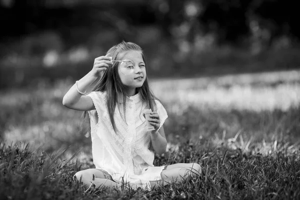 Retrato Niña Infla Burbujas Jabón Aire Libre Foto Blanco Negro — Foto de Stock