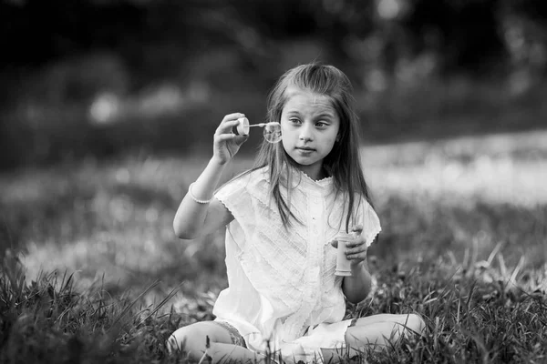 Menina Bolhas Sabão Livre Foto Preto Branco — Fotografia de Stock