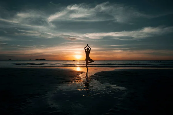 Yoga Yapan Kadın Okyanus Sahilinde Meditasyon Yapıyor — Stok fotoğraf